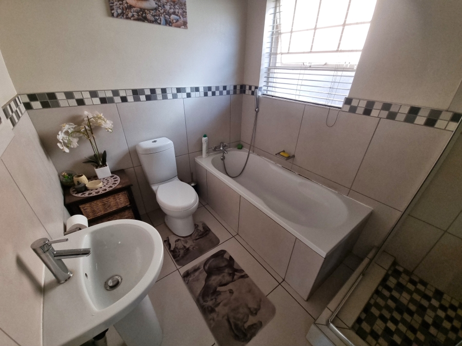 2 Bedroom Property for Sale in Ngwenya River Estate North West